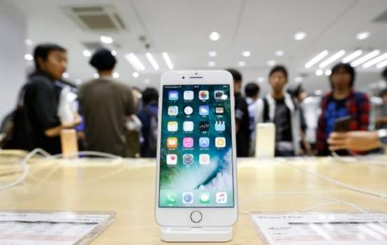 이동통신 매장에 전시된 아이폰7플러스./조선DB