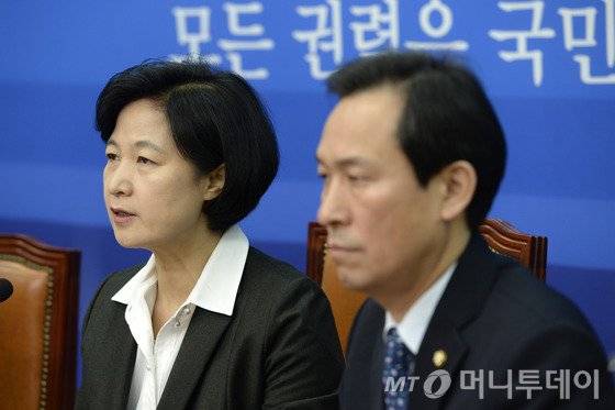 추미애 더불어민주당 대표가 6일 오전 서울 여의도 국회에서 열린 최고위원회의에서 모두발언을 하고 있다. 2017.1.6/뉴스1  <저작권자 © 뉴스1코리아, 무단전재 및 재배포 금지>