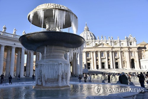 7일 바티칸의 성베드로 광장의 분수대가 강추위로 꽁꽁 얼었다.   [EPA=연합뉴스]