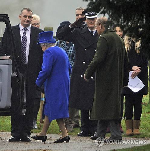 예배를 마치고 차에 오르는 영국 엘리자베스 여왕 [EPA=연합뉴스]