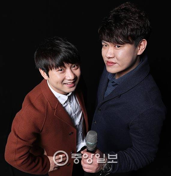 2014년 JTBC ‘히든싱어’ 왕중왕전에 출연해 각각 준우승·우승을 거둔 조현민씨(왼쪽)·박민규씨가 지난 달 30일 듀엣 싱글 앨범 ‘말할걸 그랬어’를 냈다. 마이크를 쥔 박씨와 조씨가 포즈를 취했다. [사진 우상조 기자]