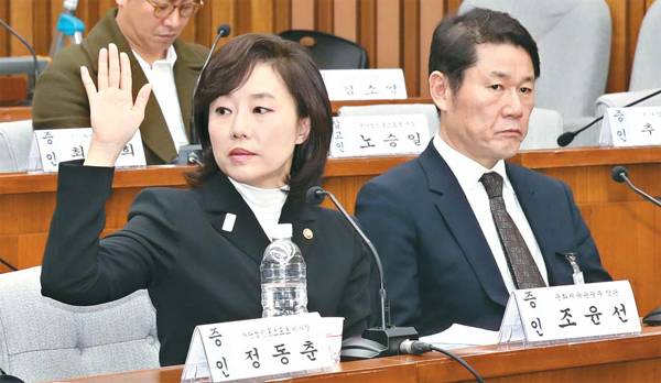 조윤선 문화체육관광부 장관(왼쪽)이 9일 오전 서울 여의도 국회에서 열린 최순실 국정농단 국정조사특별위원회 7차 청문회에서 손을 들어 수행비서를 찾고 있다. [이충우 기자]
