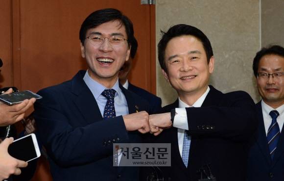 올해 대선에 도전한다는 뜻을 밝힌 안희정 충남지사(왼쪽)와 남경필 경기지사가 9일 서울 여의도 국회 정론관에서 가진 기자회견에서 주먹을 맞대고 있다.이종원 선임기자 jongwon@seoul.co.kr