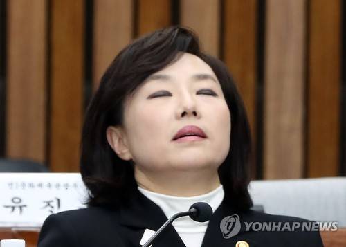 조윤선 '피곤'      (서울=연합뉴스) 배재만 기자 = 조윤선 문화체육관광부 장관이 9일 오후 국회에서 열린 박근혜 정부의 최순실 등 민간인에 의한 국정농단 의혹사건 진상규명을 위한 국정조사 7차 청문회에서 의원들의 거듭된 질문에 피곤한 표정을 짓고 있다. scoop@yna.co.k