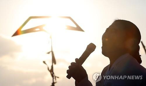 (진도=연합뉴스) 정회성 기자 = 세월호 참사 1천일째를 맞은 9일 오후 전남 진도군 팽목항 방파제에서 미수습자 9명의 귀환을 염원하는 추모문화제가 열리고 있다. 2017.1.9