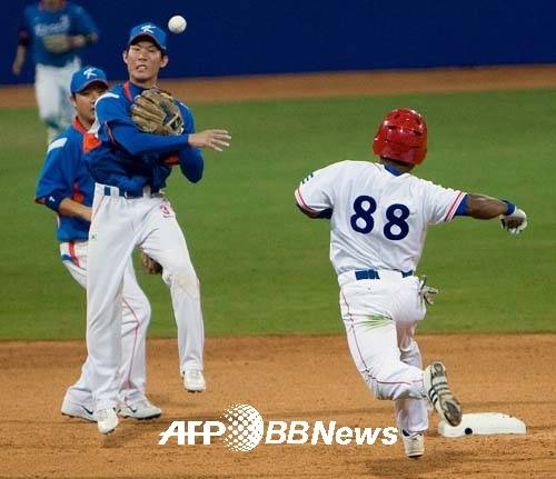 2008년 베이징 올림픽에서 금메달을 확정짓는 아웃카운트를 만들어내고 있는 고영민. ⓒAFPBBNews = News1