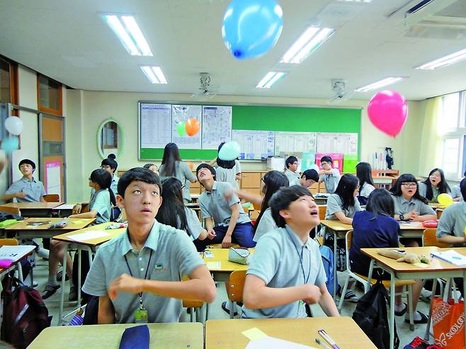 경기 이매고 학생들이 협동과제를 통한 수행평가 프로그램에 참여해 모둠원들과 친밀도를 높이는 활동을 하고 있다. 김현숙 교사 제공