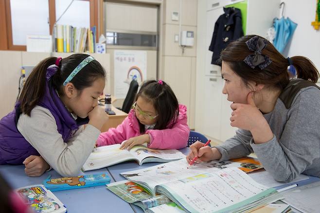한 초등학교의 초등돌봄교실에서 유희수 교사가 학생들에게 숙제 지도를 하고 있다. 박승화 기자 eyeshot@hani.co.kr