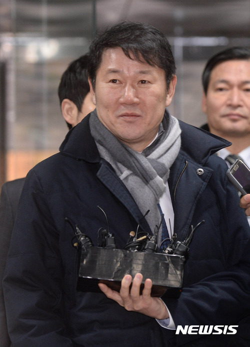 【서울=뉴시스】장세영 기자=  최순실 씨의 딸 정유라 씨에게 입시 특혜를 준 혐의 등으로 구속영장이 청구된 남궁곤 전 이대 입학처장이 영장실질심사에 출석하기 위해 10일 오전 서울 서초구 서울중앙지법으로 들어서며 기자들의 질문을 받고 있다. 2017.01.10.    photothink@newsis.com