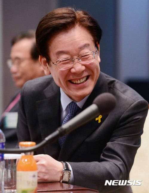 【서울=뉴시스】전신 기자 = 이재명 성남시장이 10일 서울 중구 프레스센터에서 열린 편집인협회 세미나에서 참석자들과 대화를 나누고 있다. 2017.01.10   photo1006@newsis.com