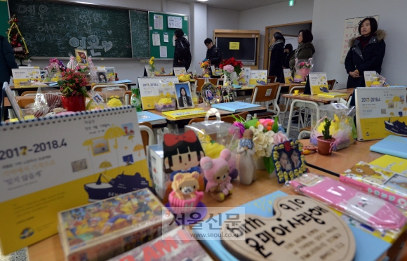 희생 학생들의 책상에 유가족, 친구, 방문객들이 남긴 편지, 꽃다발, 과자 등이 빼곡히 놓여 있다. 박지환 기자 popocar@seoul.co.kr