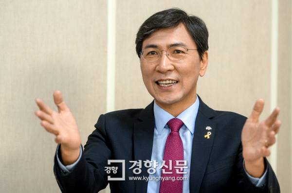 안희정 충남지사가 11일 서울 중구 정동 경향신문에서 신년 인터뷰를 갖고 있다. 이석우 기자 foto0307@kyunghyang.com
