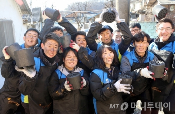 신한은행은 11일 경기도 광명시 소하동 가리대길 마을에서 신입행원들이 ‘사랑의 연탄배달’ 봉사활동을 실시했다고 밝혔다. /사진제공=신한은행