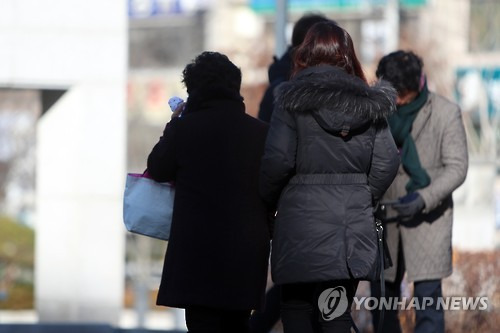 (광주=연합뉴스) 정회성 기자 = '나주 여고생 성폭행 살인' 1심 선고 공판이 열린 11일 유족이 법원을 나서고 있다. 2017.1.11  hs@yna.co.kr  (끝)