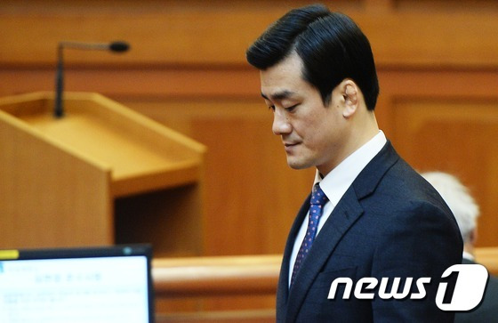 이영선 청와대 행정관이 12일 오전 서울 종로구 재동 헌법재판소 대심판정에서 열린 박근혜 대통령 탄핵심판 사건 4차 변론기일에 증인으로 출석하고 있다.  2017.1.12/뉴스1 © News1 오대일 기자