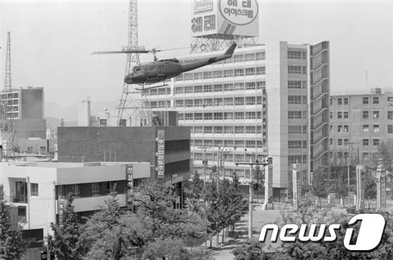 1980년 5·18 민주화운동 당시 광주 동구 전일빌딩 주변에 헬기가 떠 있는 모습.(5·18기념재단 제공)/뉴스1 © News1 신채린 기자