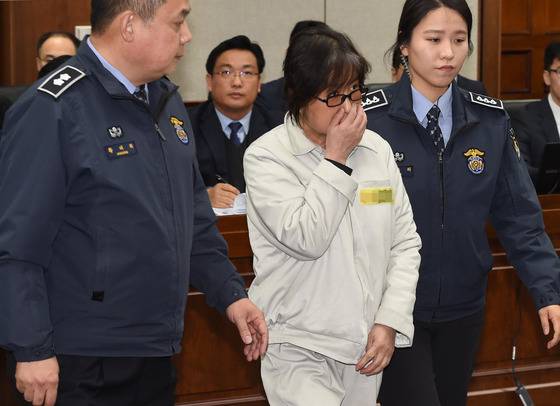 '국정농단' 사건의 핵심인물인 최순실씨가 5일 오후 서초구 서울중앙지방법원 대법정에서 열린 제1회 공판에 출석하고 있다./ 사진=뉴스1