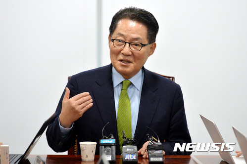 【서울=뉴시스】배훈식 기자 = 12일 오전 서울 여의도 국회 의원회관에서 국민의당 박지원 전 원내대표가 기자간담회를 하고 있다. 2017.01.12.   dahora83@newsis.com