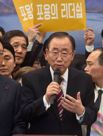 12일 오후 인천공항을 통해 귀국한 반기문 전 유엔사무총장이 귀국 기자회견을 하고 있다.박윤슬 기자 seul@seoul.co.kr