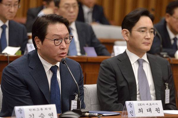 ⓒ시사IN 이명익 최태원 SK 회장(왼쪽)은 “K스포츠재단이 비덱스포츠에 80억원을 지급해달라고 했다”라고 말했다.