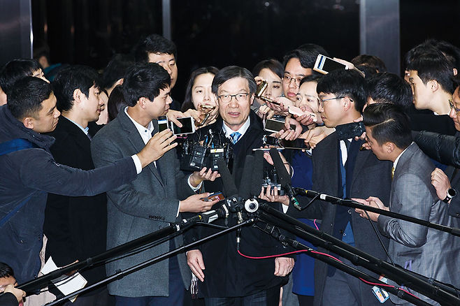 권오준 포스코 회장이 2016년 11월11일 오후 서울 서초동 서울중앙지검에 참고인 신분으로 출석해 취재진의 질의에 답하고 있다. © 시사저널 최준필