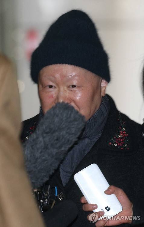 (서울=연합뉴스) 한상균 기자 = 김경숙 전 이화여대 신산업융합대학장이 정유라 이대 입학 및 학사 특혜 의혹 조사를 받기 위해 12일 오전 대치동 박영수 특별검사팀에 출석하고 있다. 2017.1.12  xyz@yna.co.kr