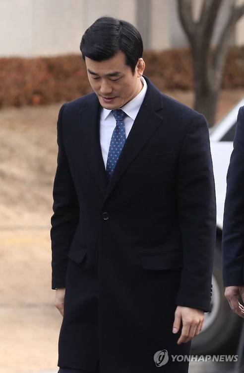 대심판정으로 향하는 이영선 청와대 행정관    (서울=연합뉴스) 김주성 기자 = 세월호 참사 당일 청와대 관저에서 박 대통령을 보좌한 것으로 알려진 이영선 청와대 행정관이 12일 오전 서울 종로구 헌법재판소에서 열린 탄핵심판 사건 4차 변론에 증인으로 출석하기 위해 대심판정으로 향하고 있다. 2017.1.12  utzza@yna.co.kr  (끝)