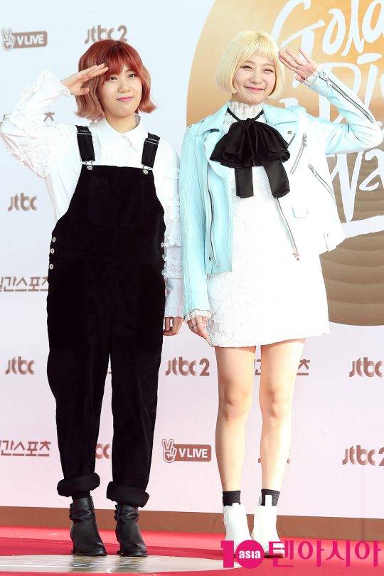 가수 볼빨간사춘기가 13일 오후 경기도 고양시 일산서구 킨텍스에서 열린 ‘제31회 골든디스크 어워즈’ 레드카펫 행사에 참석해 포토타임을 갖고 있다.