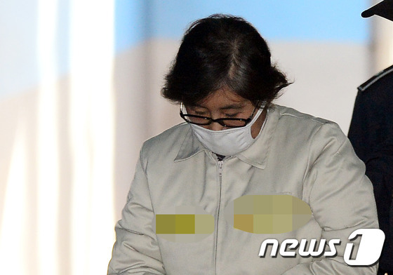 박근혜 정부의 비선실세로 군림하며 국정을 농단한 혐의로 구속 기소된 최순실 씨가 세번째 공판에 출석하기 위해 13일 오후 서울 서초동 서울중앙지법에 도착해 호송차량에서 내리고 있다.2017.1.13/뉴스1 © News1 이광호 기자