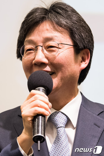 유승민 바른정당 의원이 12일 경기 수원시 팔달구 WI컨벤션에서 열린 바른정당 경기도당 창당대회에서 축사하고 있다. 2017.1.12/뉴스1 © News1 유승관 기자