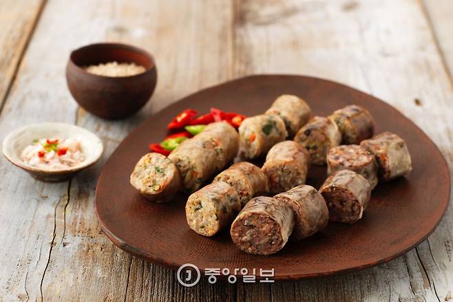 『시의전서』에 나오는 ‘도야지 슌대’를 기초로 ‘순대실록’에서 재창조한 야채백순대와 선지순대가 함께 나오는 ‘전통슌대’. 이름이 ‘슌대’인 것은 고서에 전거를 두고 있다는 표현이다.