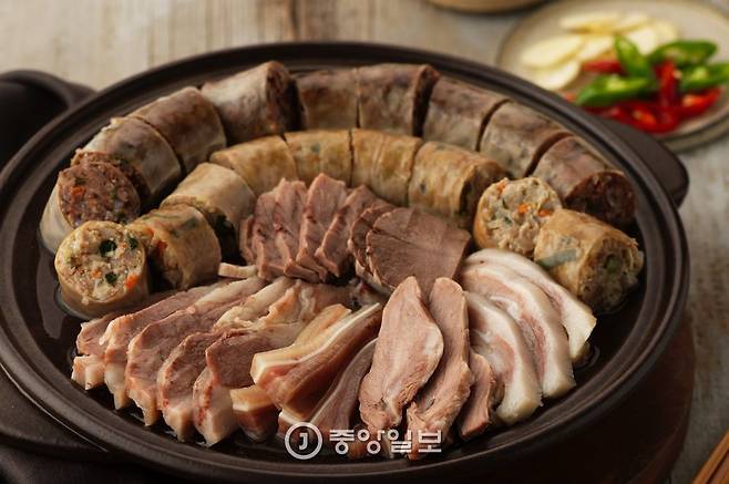 선지순대·백순대·머릿고기(뒷줄부터)로 구성된 ‘모듬순대’.