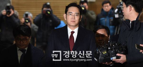 “국민들께 송구” 이재용 삼성전자 부회장이 12일 오전 박영수 특별검사 사무실에 출석했다. 최순실씨 일가를 지원하는 방식으로 박근혜 대통령에게 뇌물을 제공하고, 삼성물산과 제일모직 합병에 국민연금공단의 도움을 받았다는 등의 혐의를 받고 있다. 이석우 기자 foto0307@kyunghyang.com