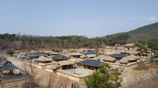 사비성 내의 생활문화단지. 사비시대의 계층별 주거유형을 재현해 놓았다.