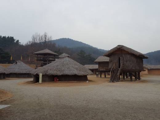 위례성 내부의 모습. 약 2000년전의 백제인의 생활 양식을 살필 수 있다.