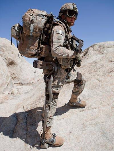 착용형 근력증강 로봇 입는 로봇. 관절 부위엔 센서와 모터가 달려 있어 자신의 몸처럼 움직이면서도 사람의 근력을 늘려 준다. 사진은 록히드 마틴이 연구 중인 착용형 근력증강 로봇인 HULC. [사진 록히드마틴]