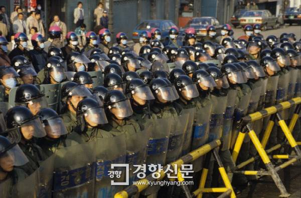 추도회에 출동한 전경들 | 경향신문 자료사진