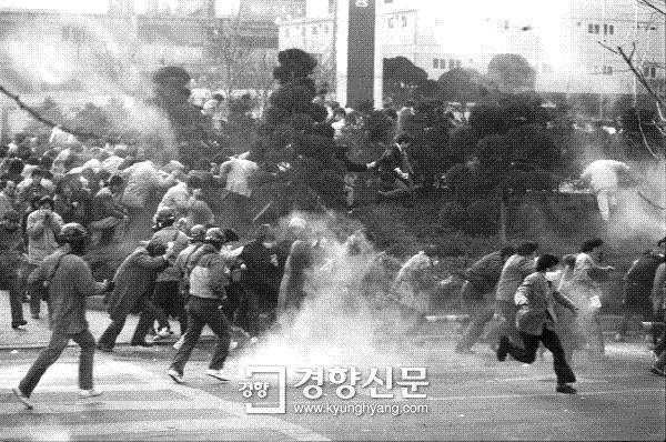 1987년2월7일 박종철 추도대회 후 시위를 벌이던 학생들이 최루탄과 전경을 피해 도망가는 모습 | 경향신문 자료사진