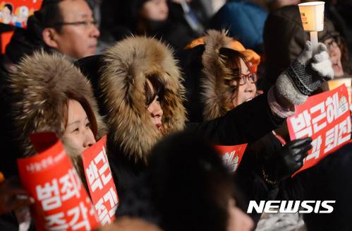 【서울=뉴시스】홍효식 기자 = 최강 한파를 기록한 14일 오후 서울 광화문 광장에서 열린 박근혜 대통령 즉각 퇴진과 조기 탄핵을 촉구하는 12차 주말 촛불집회에서 참석자들이 구호를 외치고 있다. 2017.01.14.   yesphoto@newsis.com
