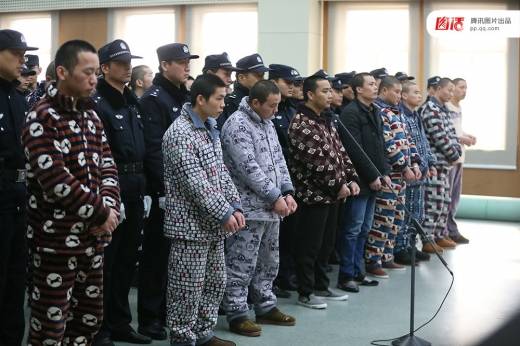 지난 9일 허페이의 인민법정에 출두한 ‘잠옷 차림’의 죄수들. (사진=텅쉰)