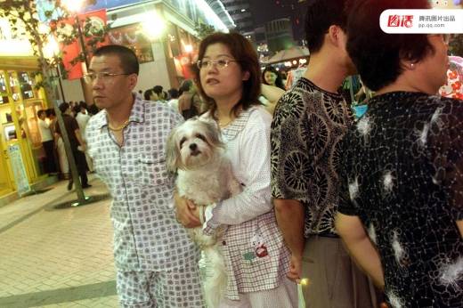 상하이 시내를 ‘잠옷차림’으로 돌아다니는 남녀. (사진=동방IC)