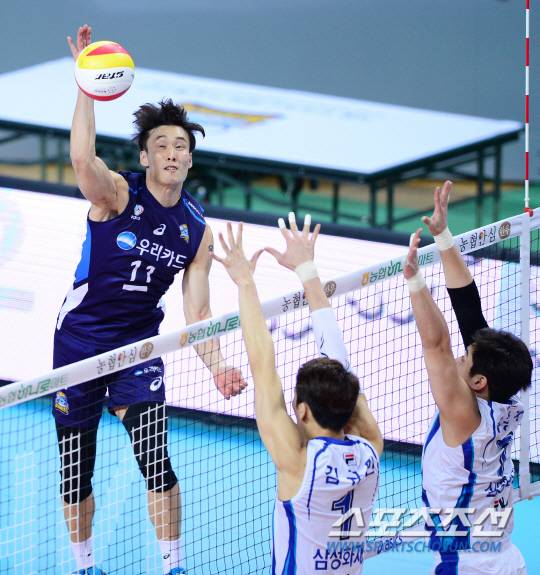 우리카드와 삼성화재의 프로배구 V리그 경기가 15일 서울 장충체육관에서 열렸다.   우리카드 최홍석이 스파이크 공격을 하고 있다.   장충체=정재근 기자 cjg@sportschosun.com/2017.01.15/