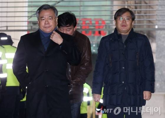 최순실 국정농단 사건을 수사 중인 박영수 특검이 14일 오후 서울 강남구 대치동 특검사무실로 들어서고 있다.