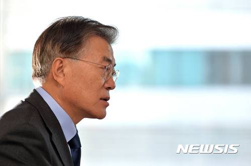 【서울=뉴시스】박진희 기자 = 문재인 더불어민주당 전 대표가 13일 오후 서울 마포구 상수동 한 카페에서 뉴시스와 인터뷰를 하고 있다. 2017.01.15.   pak7130@newsis.com