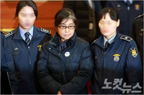 국정농단 혐의로 구속 중인 최순실이 16일 오전 서울 종로구 헌법재판소 대심판정에서 열린 박근혜 대통령 탄핵심판 사건 5차 공개변론에 증인으로 출석하고 있다. (사진공동취재단) 황진환기자