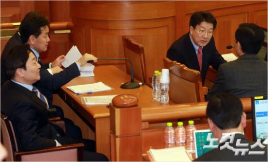 국회 권성동 탄핵소추위원단장과 박범계, 김관영 소추위원이 16일 오전 서울 종로구 헌법재판소 대심판정에서 열린 박근혜 대통령 탄핵심판 사건 5차 공개변론에 참석해 변론을 준비하고 있다. (사진공동취재단)
