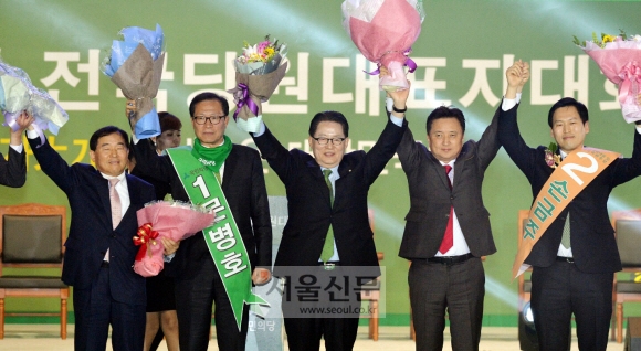 15일 경기 고양시 킨텍스에서 열린 국민의당 전당대회에서 새 당 대표로 선출된 박지원(가운데) 의원이 무대에 올라 최고위원이 된 황주홍(왼쪽부터), 문병호, 김영환, 손금주 후보와 함께 양손을 들고 기뻐하고 있다.이종원 선임기자 jongwon@seoul.co.kr