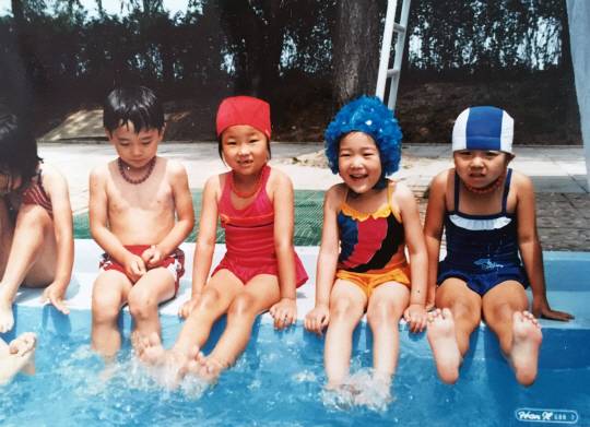 유치원에서 놀러간 수영장에서 친구들과 함께 물놀이를 하며 활짝 웃고 있는 7살 김 대표(오른쪽 두번째)의 모습. /사진제공=김서영 대표