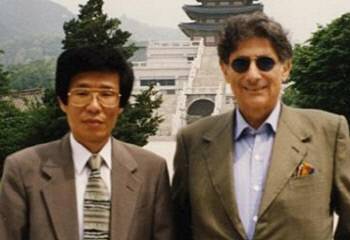 1995년 서울대학교 초청강좌로 왔을 때, 경복궁에서 필자 김성곤 교수와 함께한 에드워드 사이드.