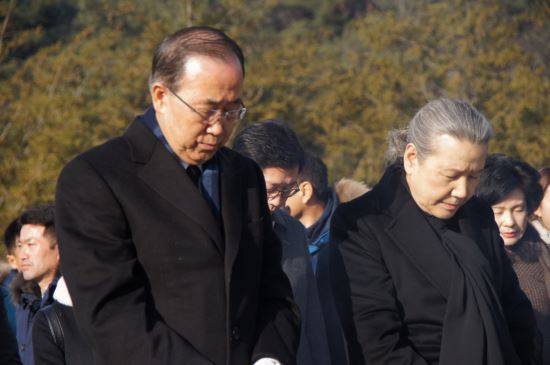 반기문 전 유엔 사무총장은 17일 오전 경남 김해시 봉하마을 고(故) 노무현 전 대통령의 묘역을 찾아 참배했다. 뉴시스